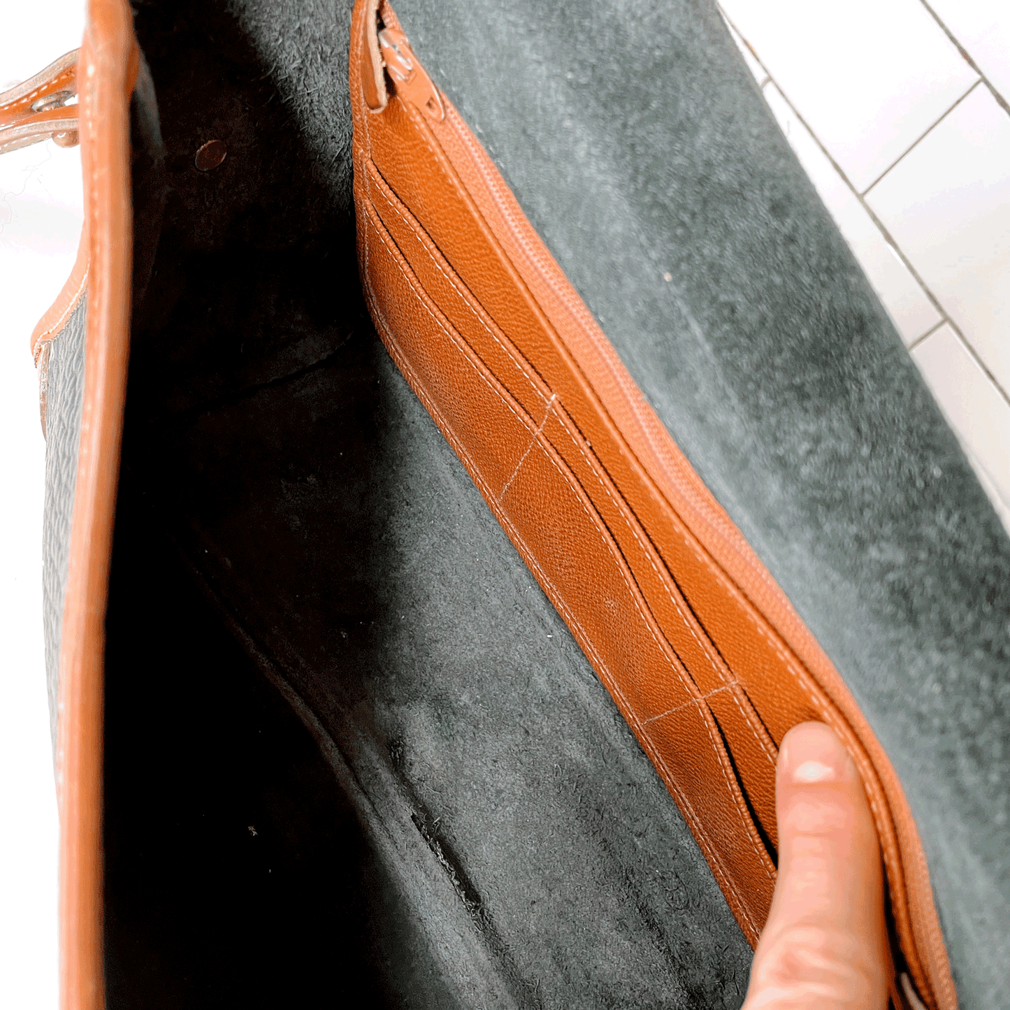 vintage 80s dooney and bourke shoulder feed bag