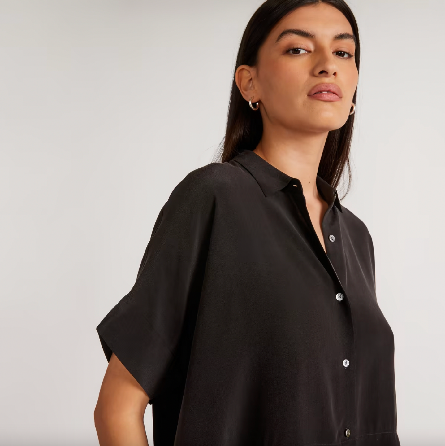 everlane 2023 the clean silk short sleeve square shirt - size 2