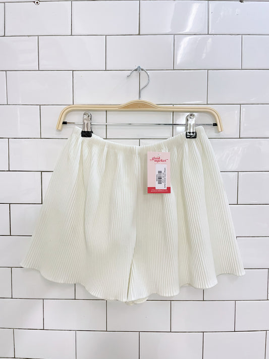 vintage white pleated shorts