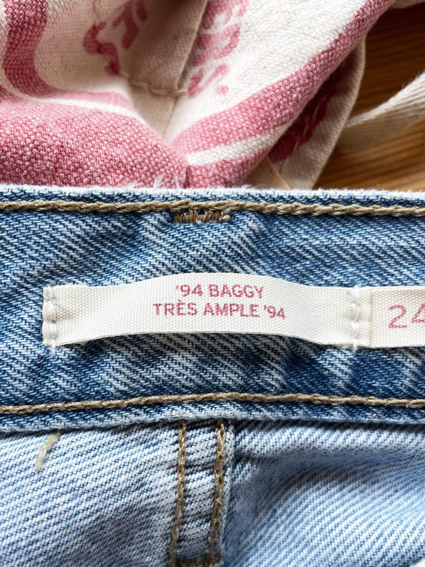 levi's 94 baggy light wash jeans - good market thrift store