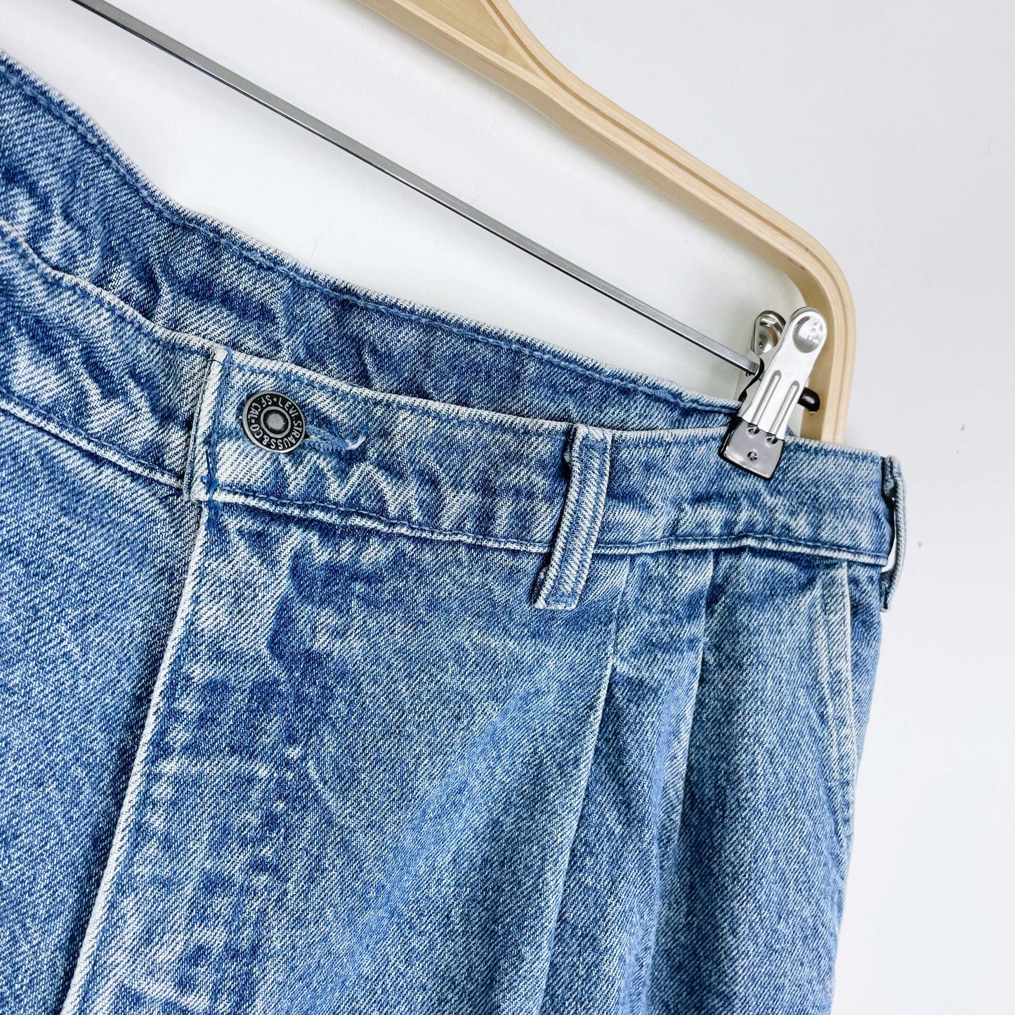 vintage 90s levi's medallion white tab pleated jeans