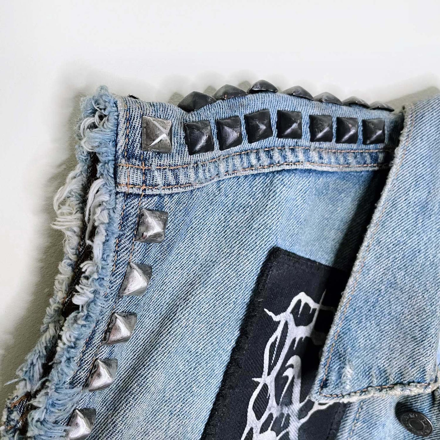 vintage levi's heavy metal battle patch denim vest - medium