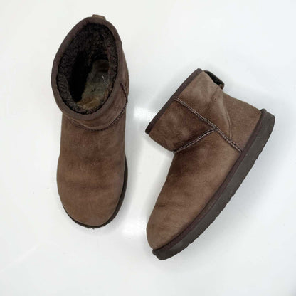 ugg mini II brown sheepskin boots - size 9