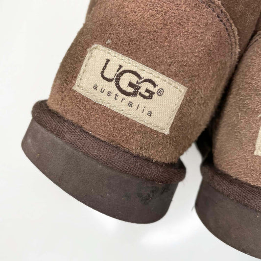 ugg mini II brown sheepskin boots - size 9