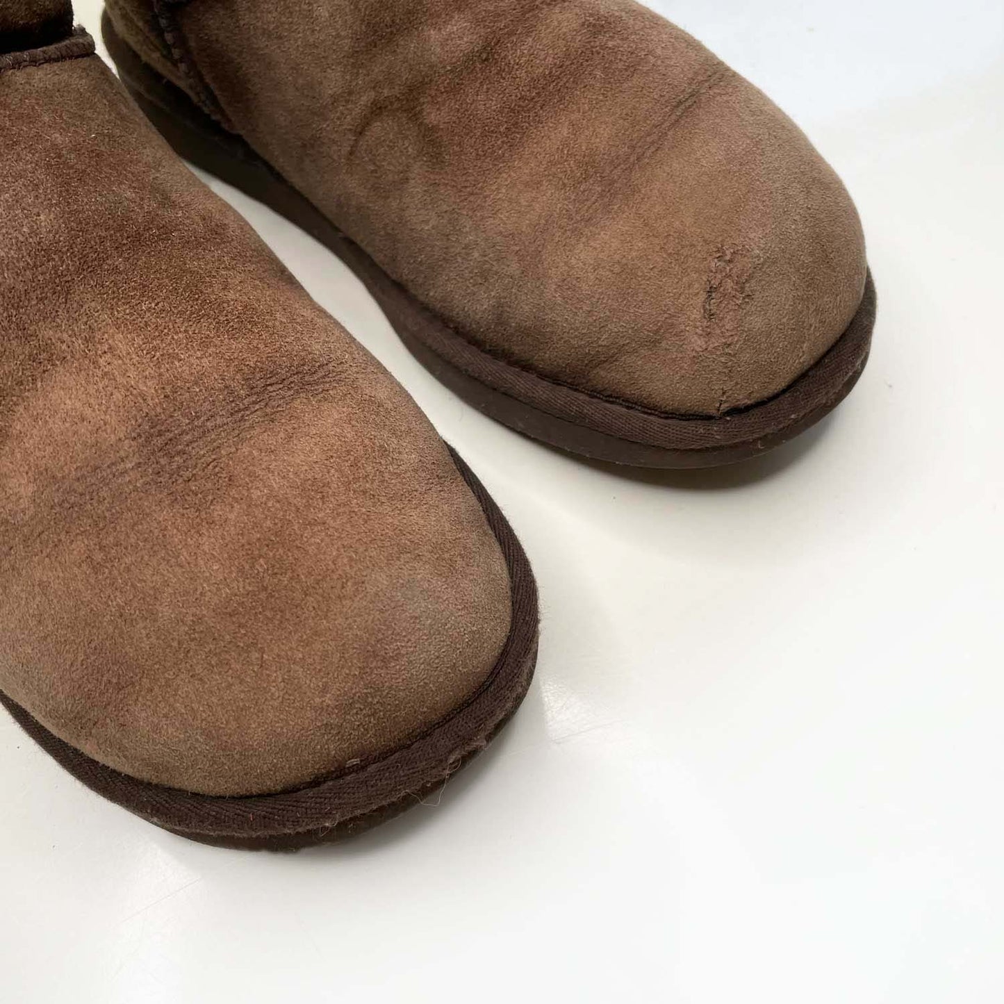 ugg mini II brown sheepskin boots - size 9