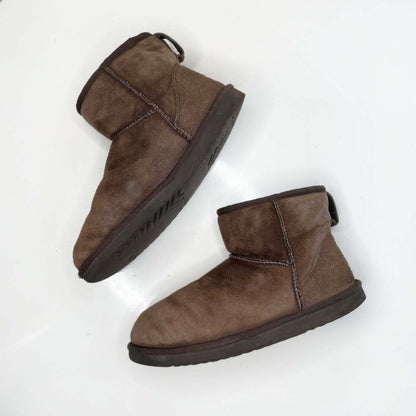 ugg mini II brown sheepskin boots - size 9