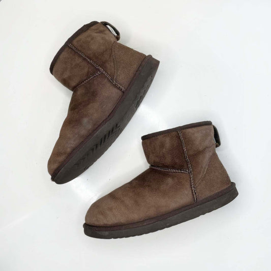 ugg mini II brown sheepskin boots - size 9