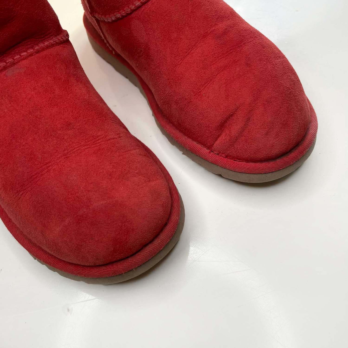 ugg classic short sheepskin boots in ribbon red - size 5