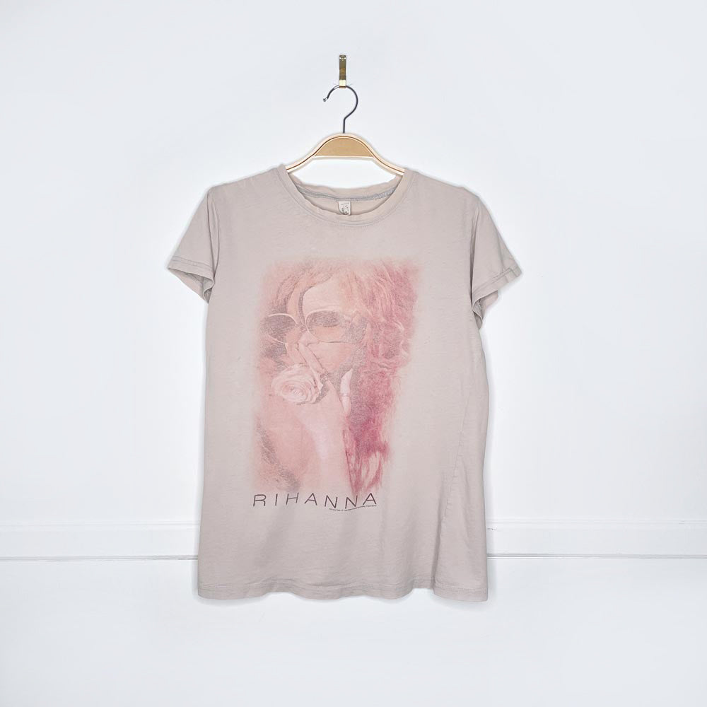 vintage 2011 rihanna tour tee