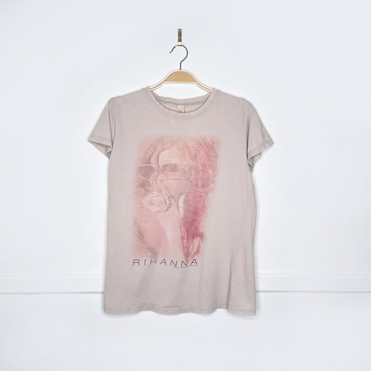 vintage 2011 rihanna tour tee