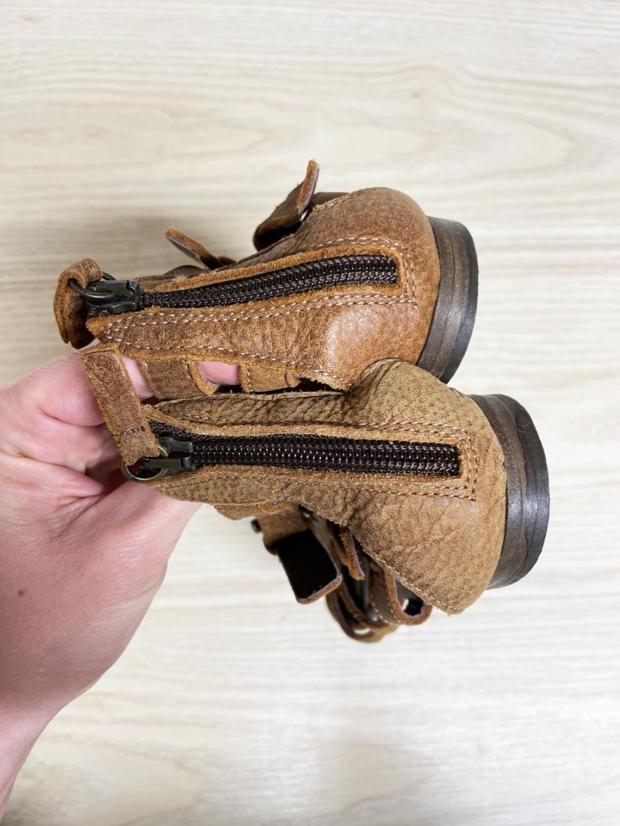 roots rustic leather strappy sandals | made in Italy - good market thrift store