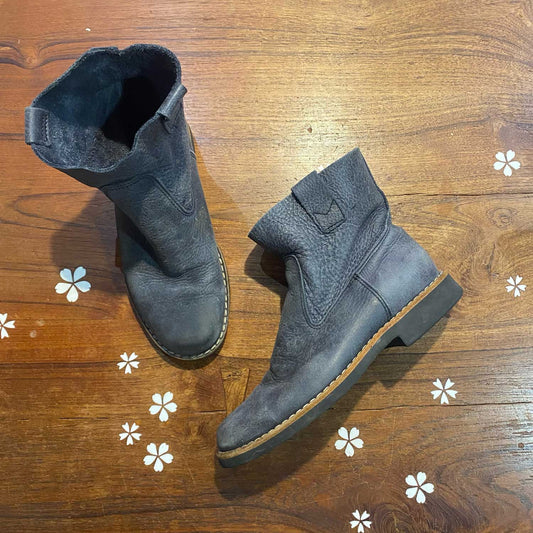 roots tribe grey leather ankle boot - size 8