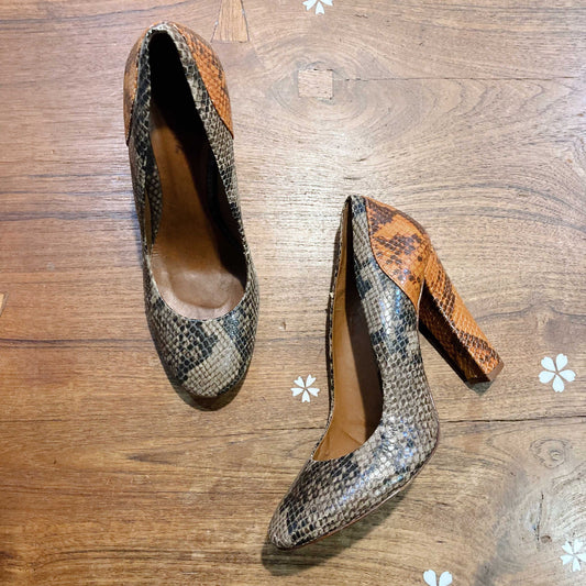 schutz snakeskin round toe pumps - size 8