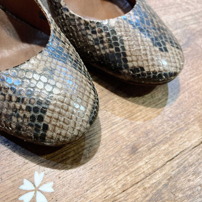 schutz snakeskin round toe pumps - size 8