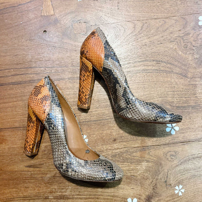 schutz snakeskin round toe pumps - size 8