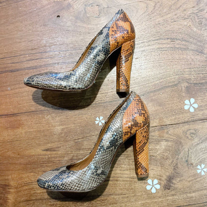 schutz snakeskin round toe pumps - size 8