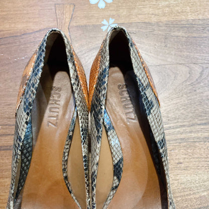 schutz snakeskin round toe pumps - size 8