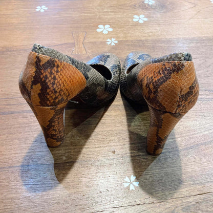 schutz snakeskin round toe pumps - size 8