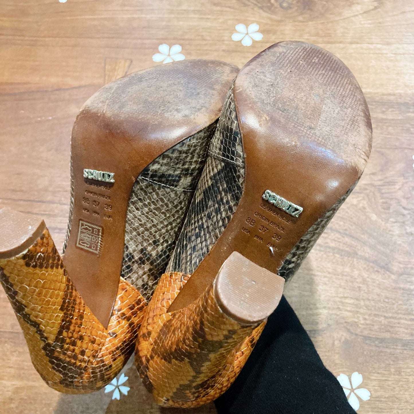 schutz snakeskin round toe pumps - size 8