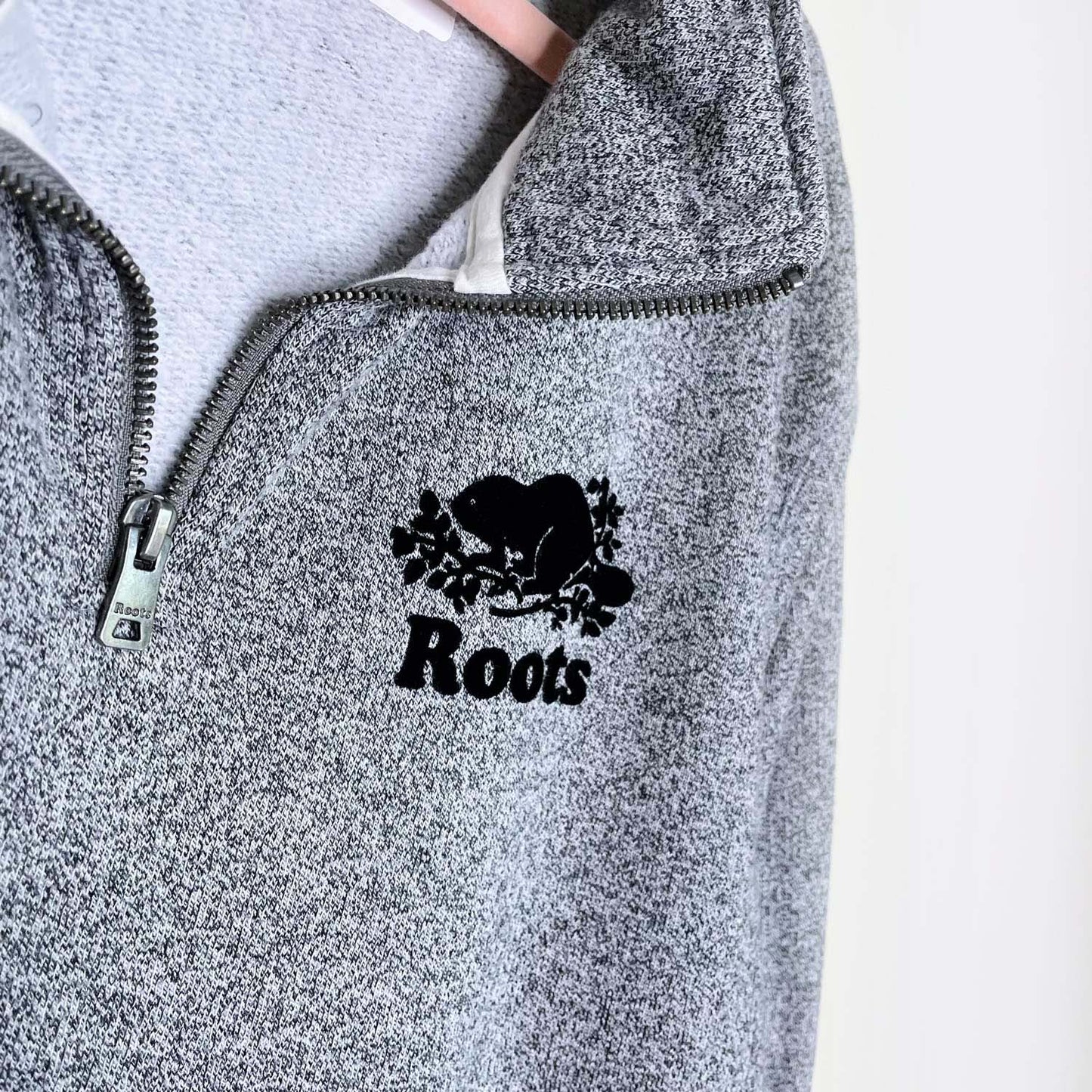 roots 2021 organic gender free 1/4 zip sweatshirt - size medium