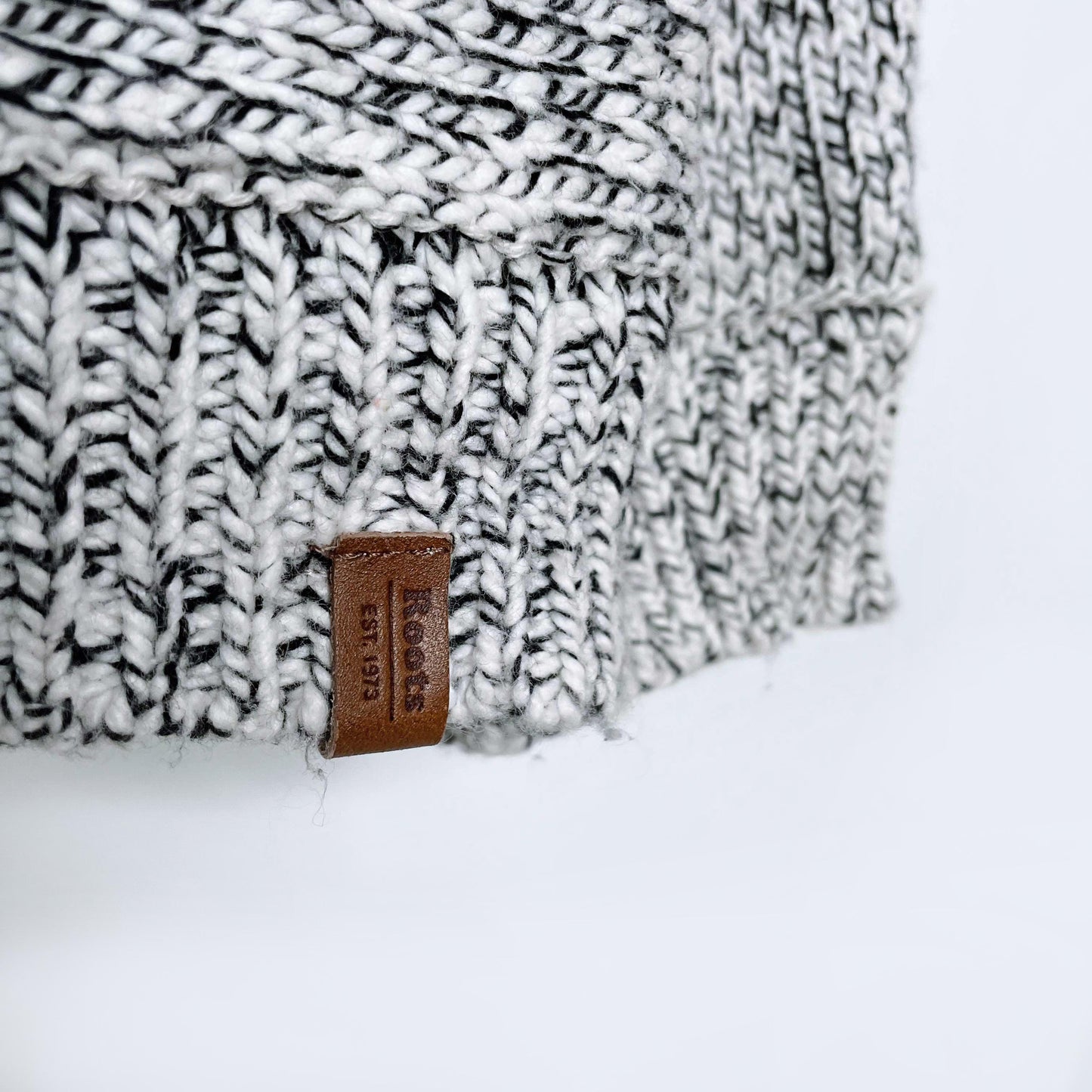 roots 2020 cotton v-neck snowy fox sweater