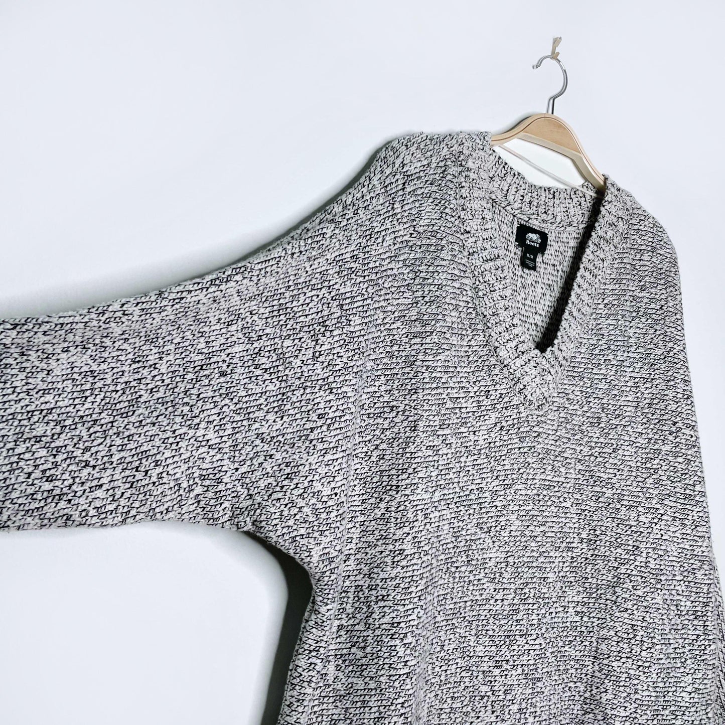 roots 2020 cotton v-neck snowy fox sweater