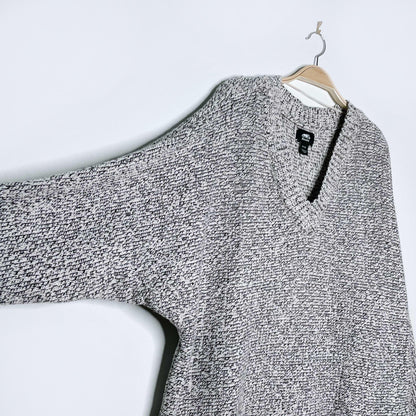 roots 2020 cotton v-neck snowy fox sweater