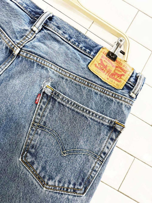 vintage 00's levi's 550 relaxed fit jeans - good market thrift store