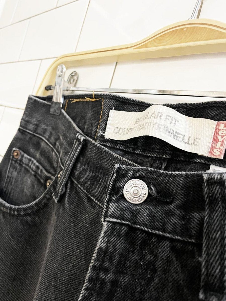 vintage 00s levi's regular fit loose distressed jeans - good market thrift store