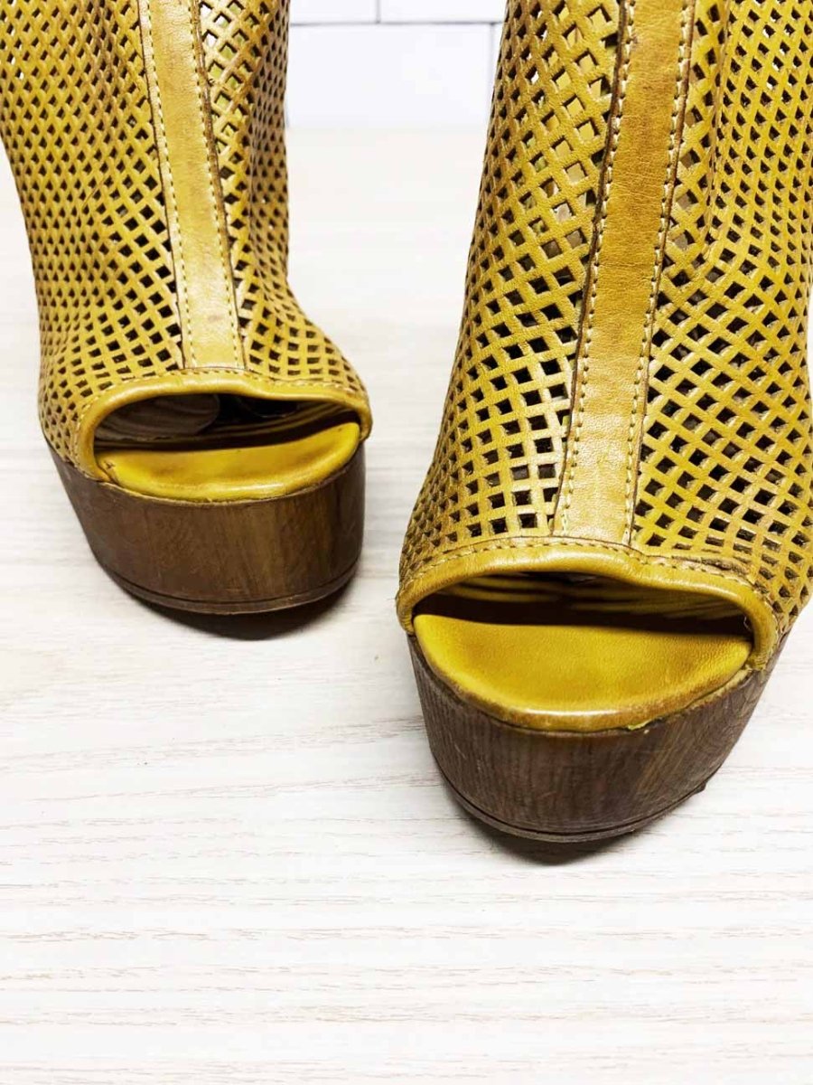 vintage 00s perforated leather chunky wooden platform heels | made in Italy - good market thrift store