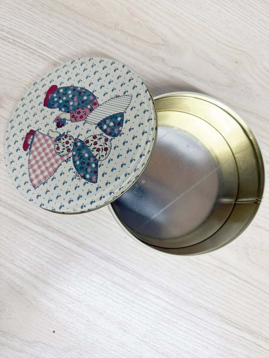 vintage 80s quilted holly and robby cookie tin - good market thrift store