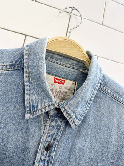 vintage 90s levi's chambray full button denim shirt - good market thrift store