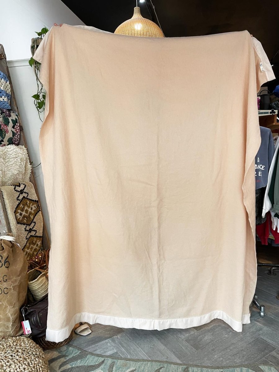 vintage kenwood 100% wool satin trim blanket - good market thrift store