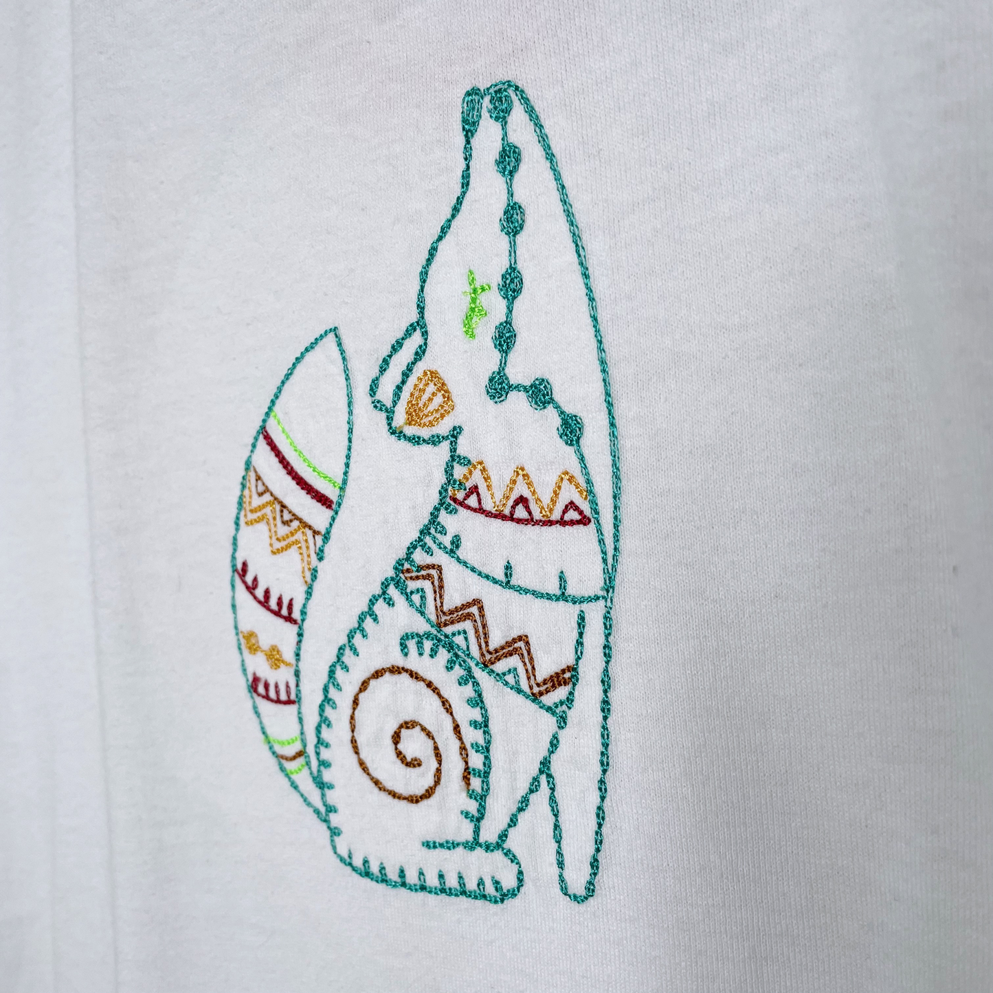 embroidered wolf tee - size large