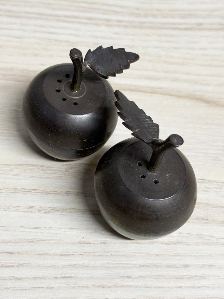 x2 vintage brass apple salt + pepper shakers | made in India - good market thrift store