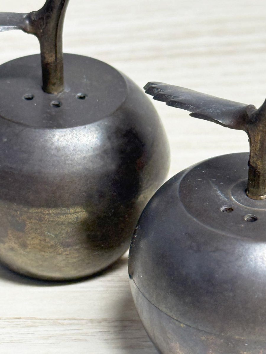 x2 vintage brass apple salt + pepper shakers | made in India - good market thrift store