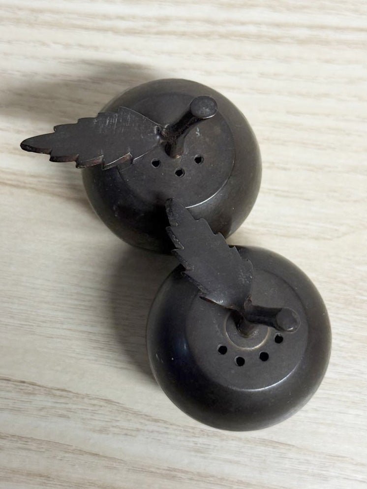 x2 vintage brass apple salt + pepper shakers | made in India - good market thrift store