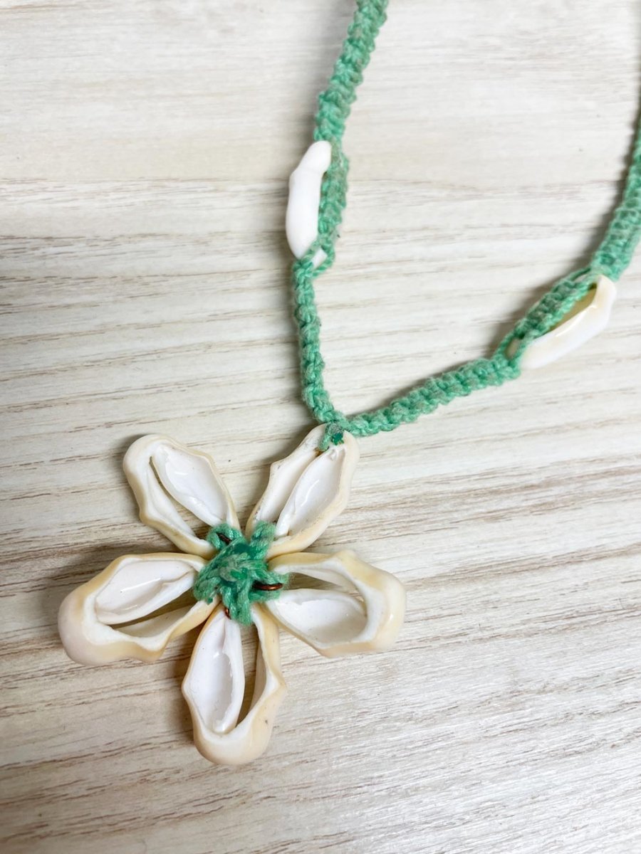 y2k cowrie shell flower necklace - good market thrift store