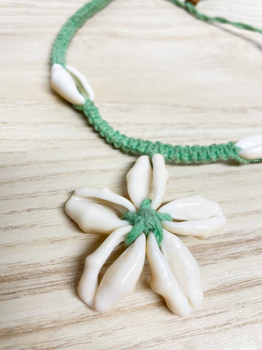 y2k cowrie shell flower necklace - good market thrift store