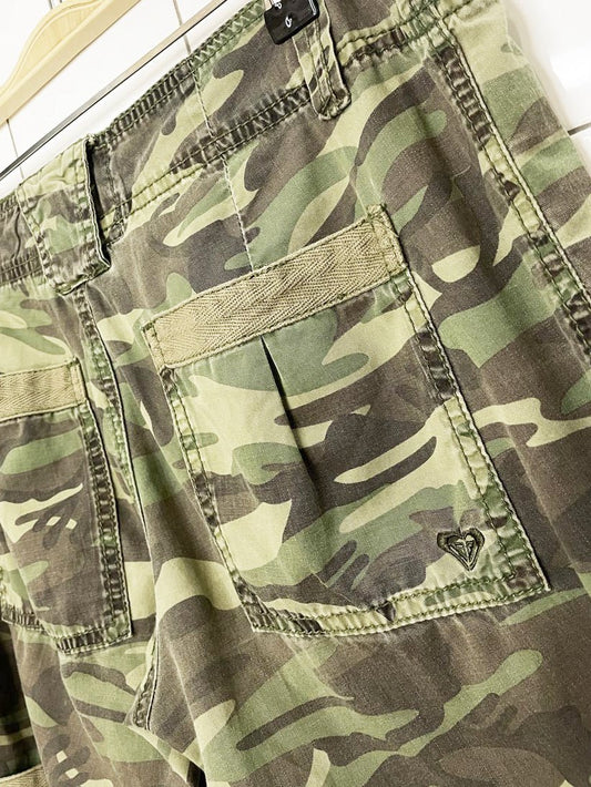 y2k roxy low rise roll-up camo straight leg utility pants - good market thrift store