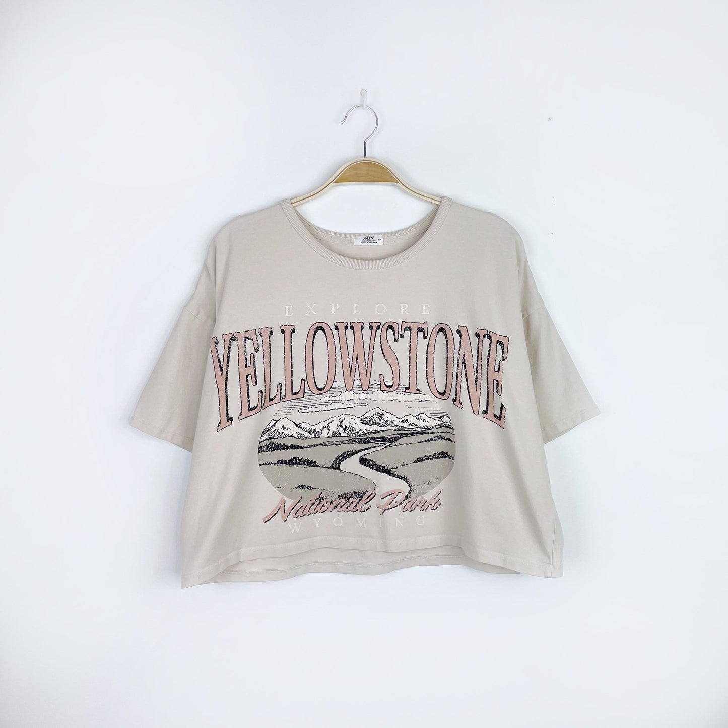 ardene yellowstone cropped graphic tee - size medium