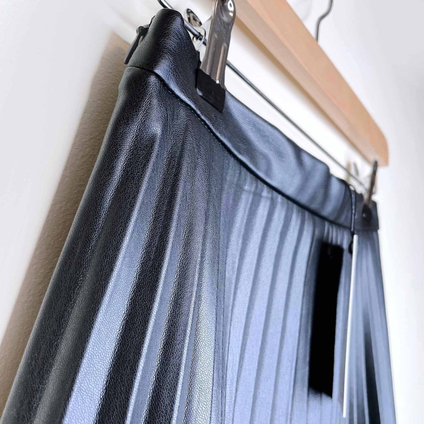 nwt 7 for all mankind faux leather accordion midi skirt - size xs