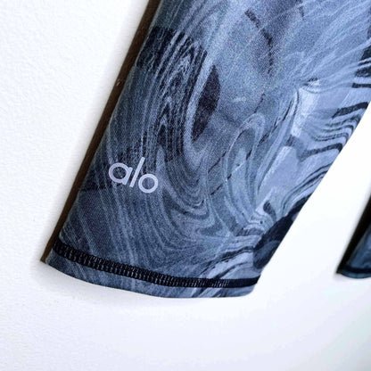 alo yoga airbrush cropped leggings in black marble - size 6