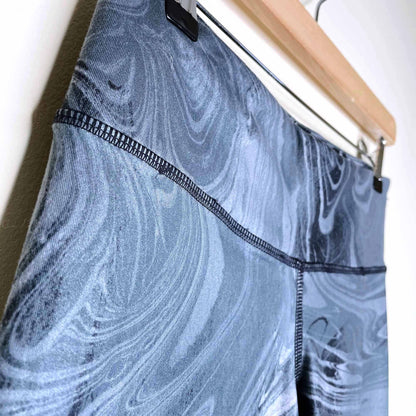 alo yoga airbrush cropped leggings in black marble - size 6
