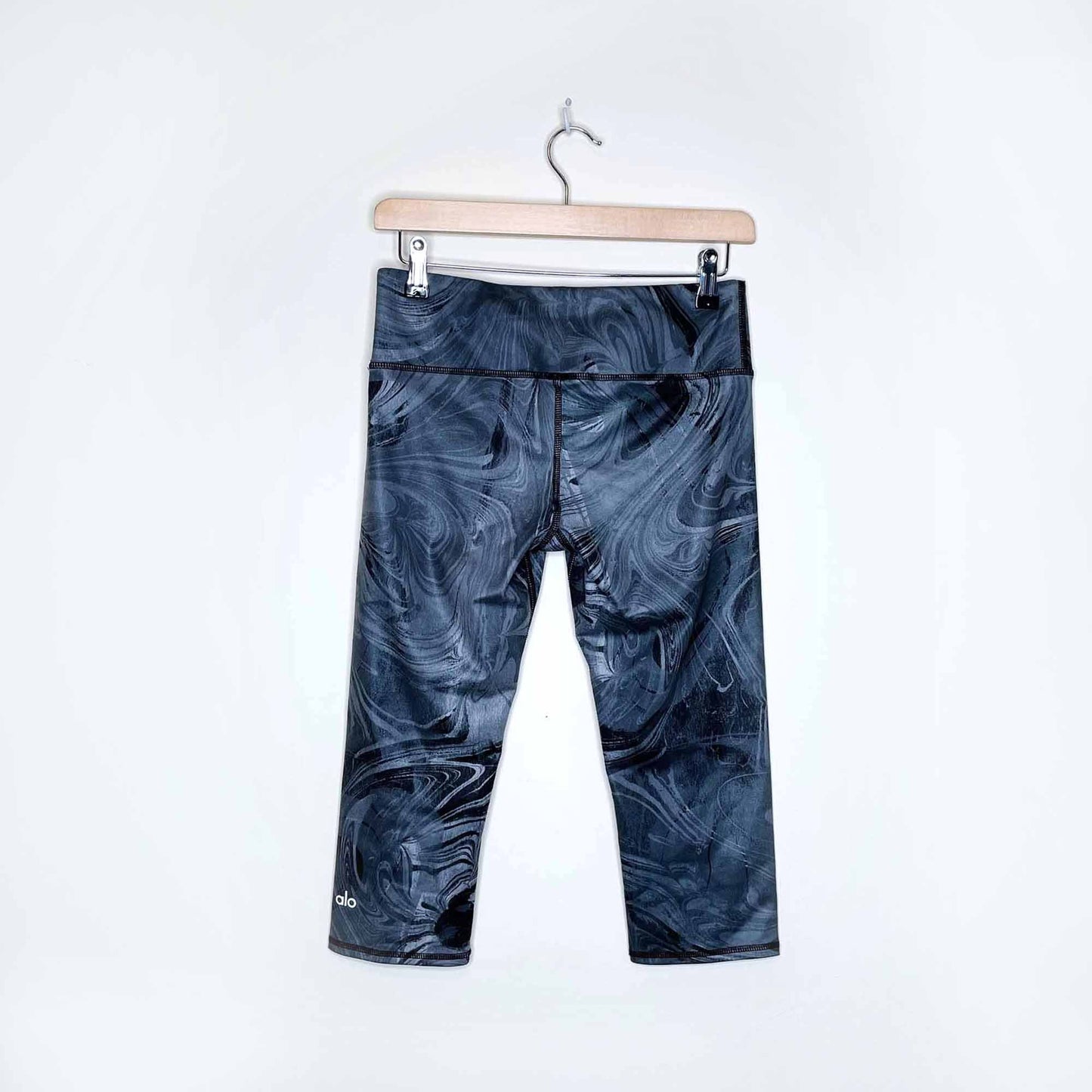 alo yoga airbrush cropped leggings in black marble - size 6