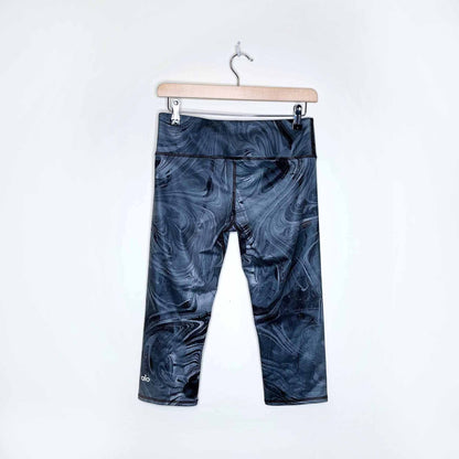 alo yoga airbrush cropped leggings in black marble - size 6