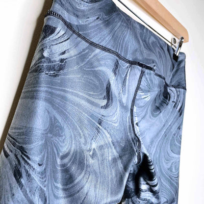 alo yoga airbrush cropped leggings in black marble - size 6