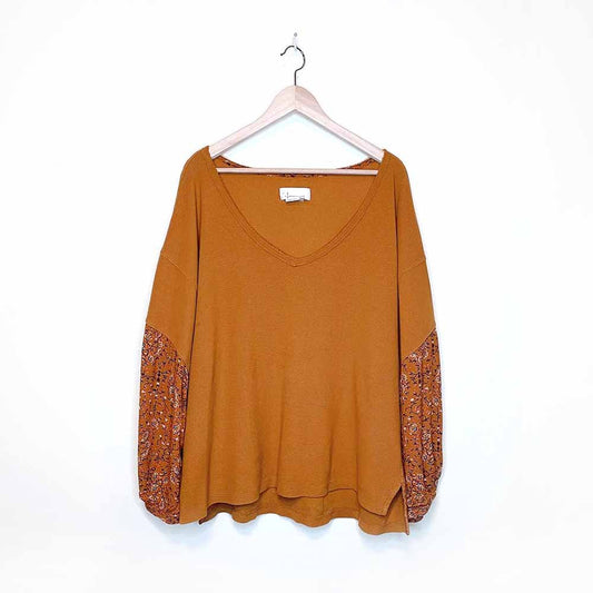 by anthropologie annette v-neck waffle top with floral sleeve - size xl