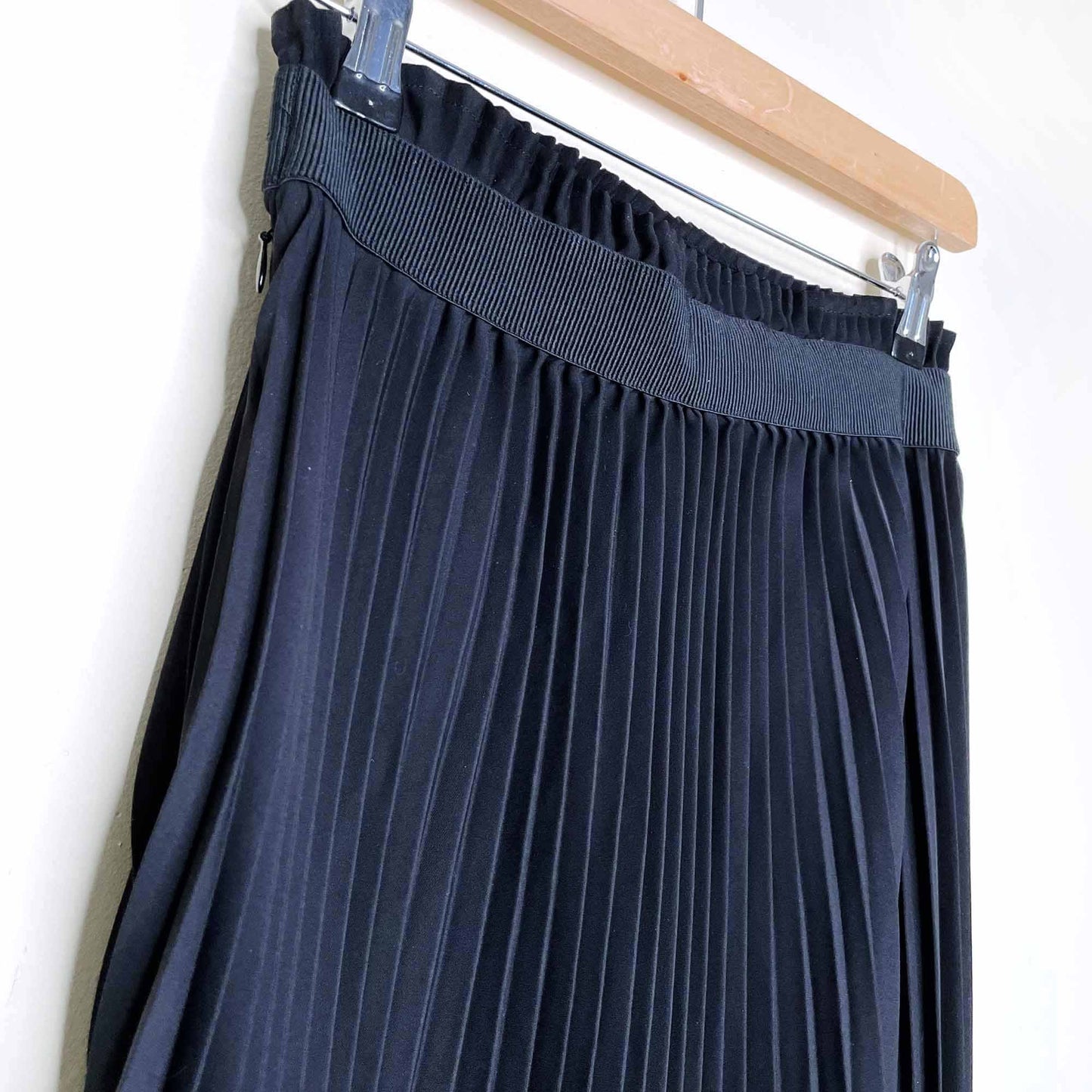 babaton black westin accordion midi skirt - size small