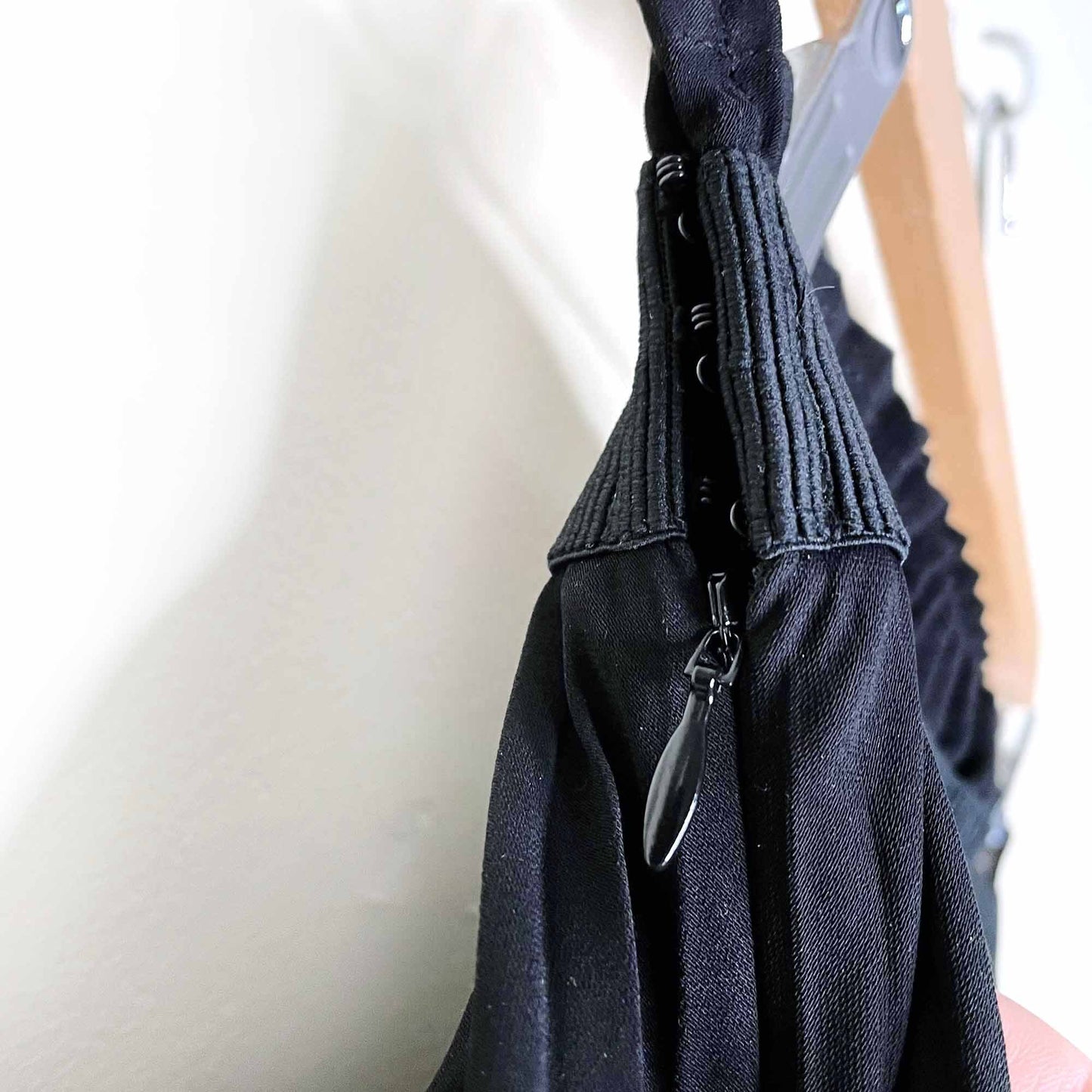 babaton black westin accordion midi skirt - size small